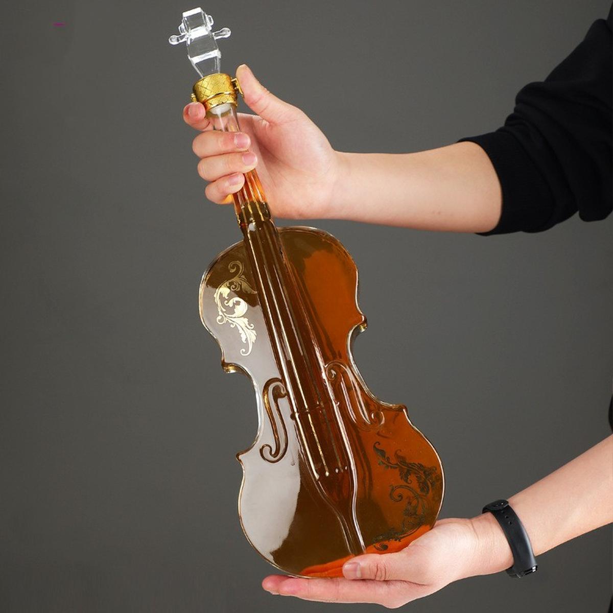 Set decantor in forma de vioara cu 2 pahare si — Mai Mult Confort Oriunde