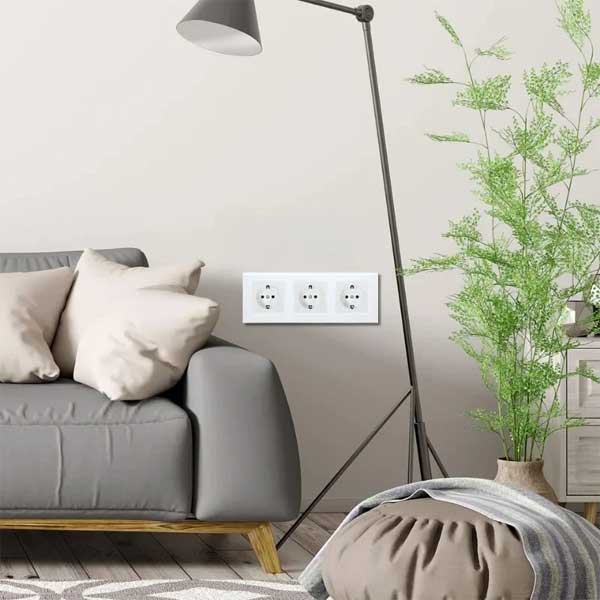 Priză Triplă Albă cu Ramă din Sticlă Securizată, 16A, Design Modern, CLS-SM009
