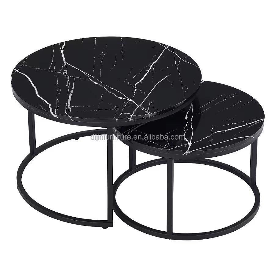 Set măsuțe de cafea cu picioare metalice subțiri, în living
