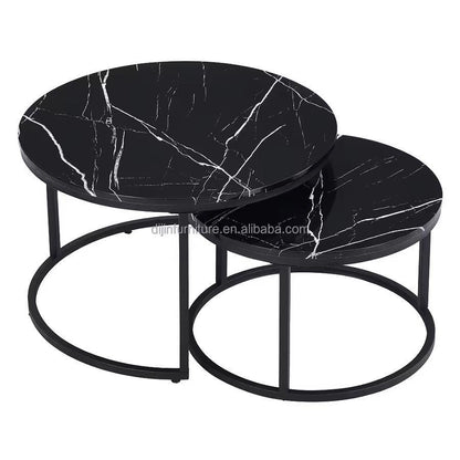 Set măsuțe de cafea cu picioare metalice subțiri, în living