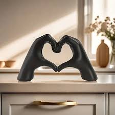 Decoratiune sculpturala maini in forma de inima – rasina – — Confort Practic Pentru Casa Ta
