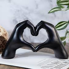 Decoratiune sculpturala maini in forma de inima – rasina – — Confort Practic Pentru Casa Ta