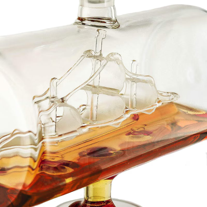 Set Decantor Whisky sub forma de corabie cu suport de — Mai Mult Confort Oriunde