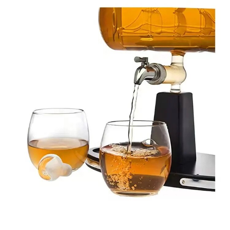 Set Decantor Whisky sub forma de corabie cu suport de — Mai Mult Confort Oriunde